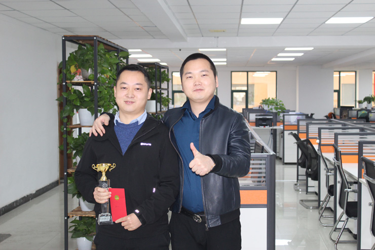 十一月份商務部業(yè)績銷售冠軍與總裁合影